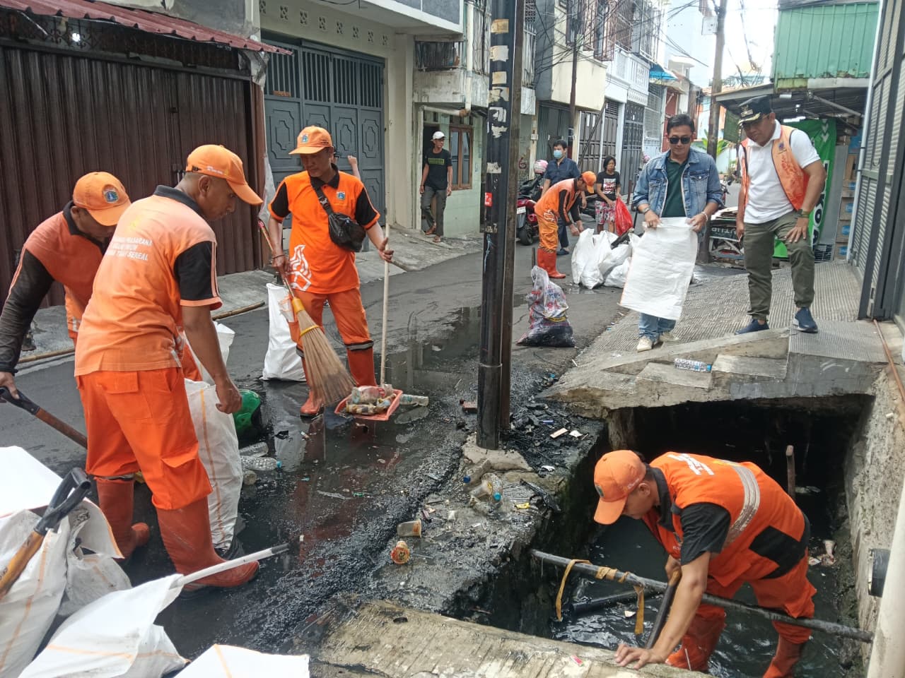 Warga Kerja Bakti Bersihkan Saluran PHB